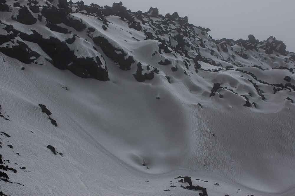64 - Italia - Sicilia - volcan Etna - lava y nieve